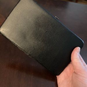 Clasp close wallet